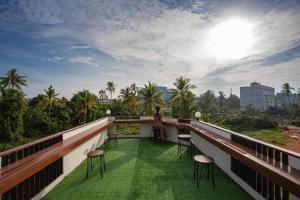 sleep box hostel suratthani