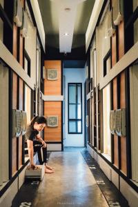 sleep box hostel suratthani