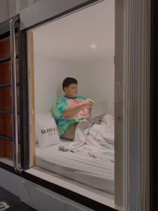 sleep box hostel suratthani