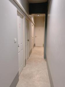 sleep box hostel suratthani