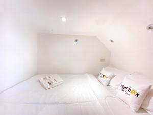sleep box hostel suratthani