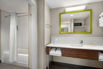 hampton inn and suites by hilton kelowna airport