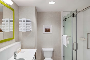 hampton inn and suites by hilton kelowna airport