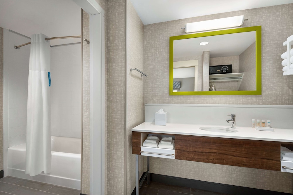 hampton inn and suites by hilton kelowna airport