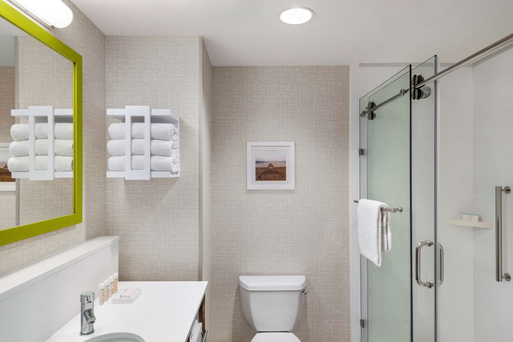 hampton inn and suites by hilton kelowna airport