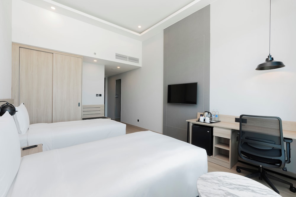 holiday inn and suites siracha laemchabang an ihg hotel