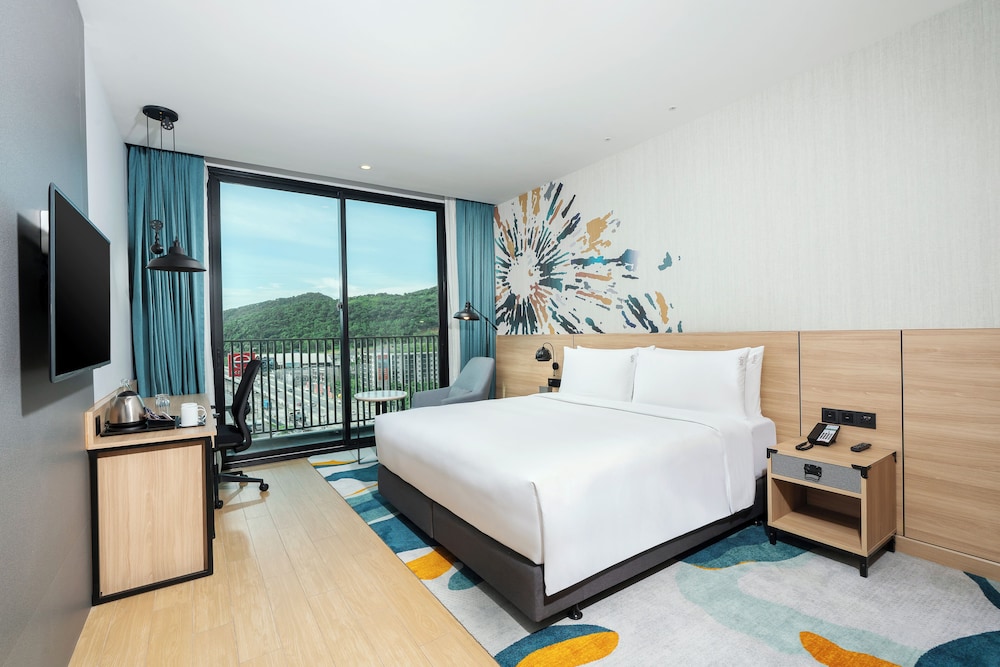 holiday inn and suites siracha laemchabang an ihg hotel