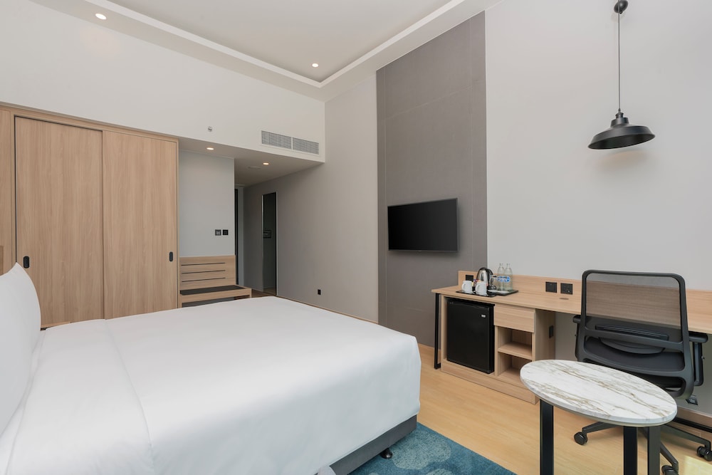 holiday inn and suites siracha laemchabang an ihg hotel