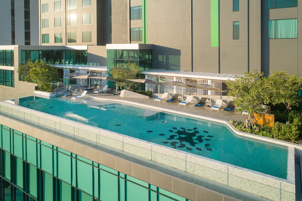 holiday inn and suites siracha laemchabang an ihg hotel