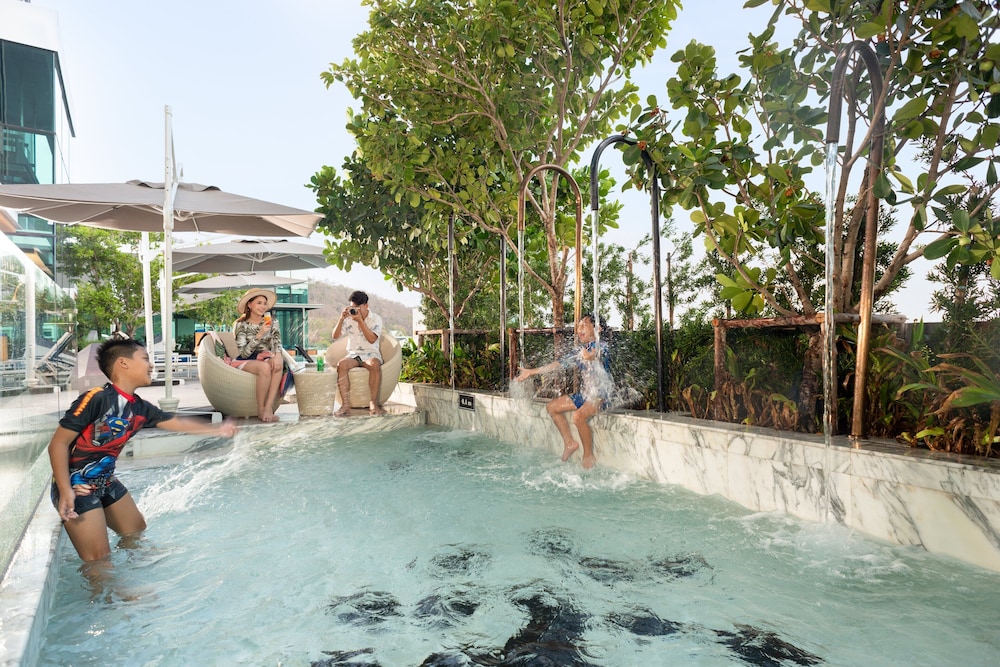 holiday inn and suites siracha laemchabang an ihg hotel