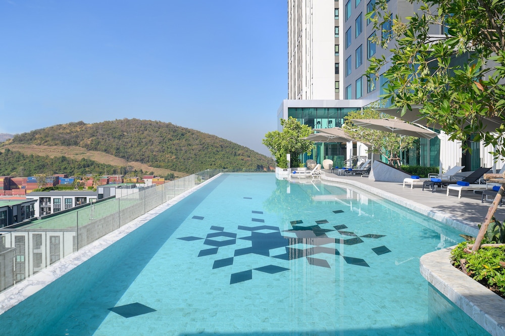 holiday inn and suites siracha laemchabang an ihg hotel