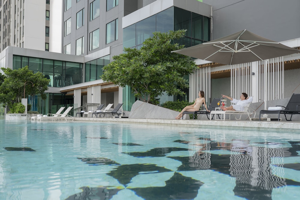 holiday inn and suites siracha laemchabang an ihg hotel