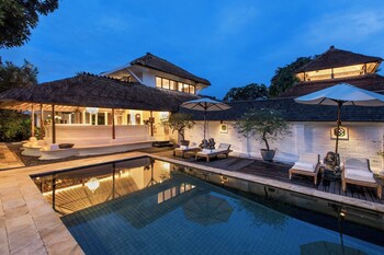 villa wantilan putih