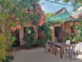 surf and relax inn arugambay