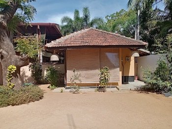 surf and relax inn arugambay