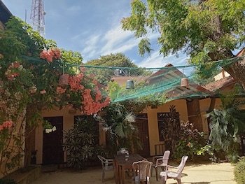 surf and relax inn arugambay