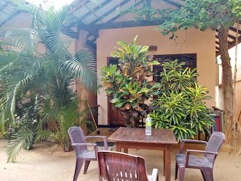 surf and relax inn arugambay