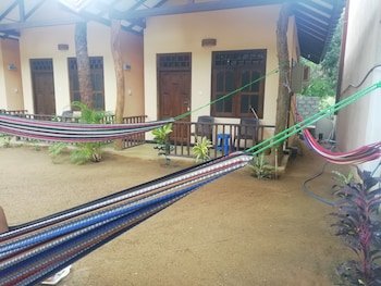 surf and relax inn arugambay