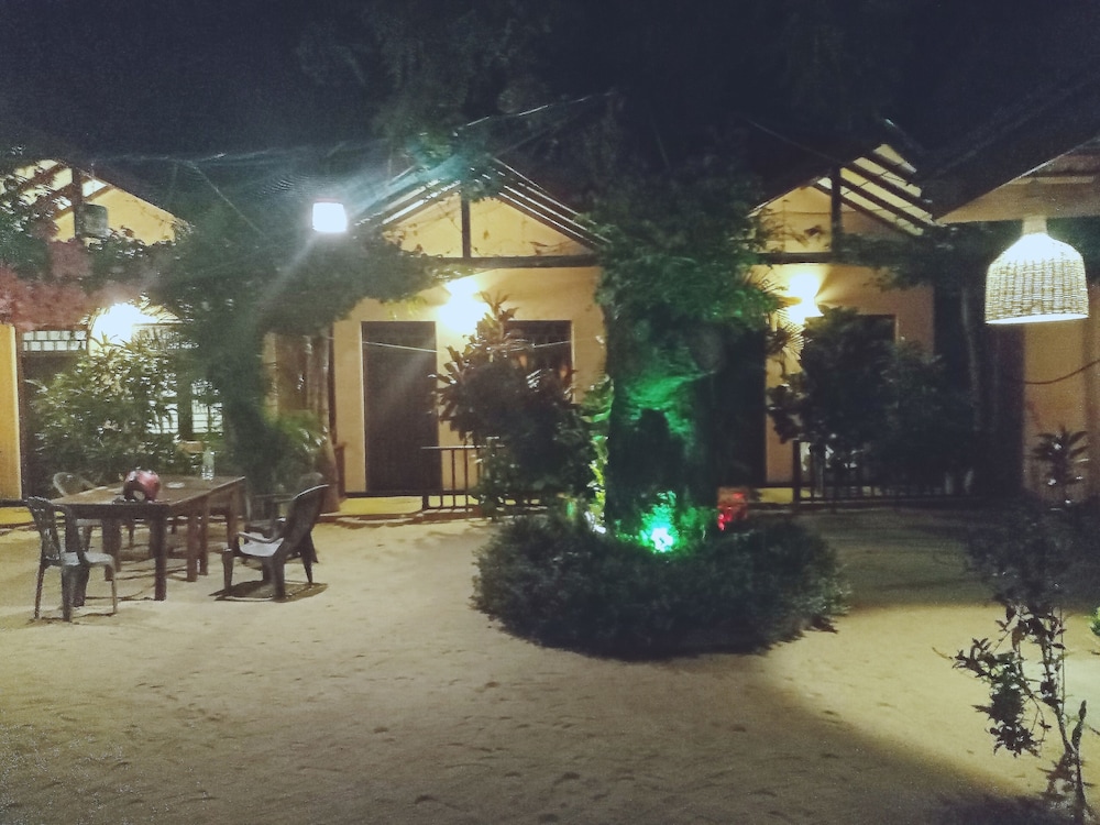 surf and relax inn arugambay