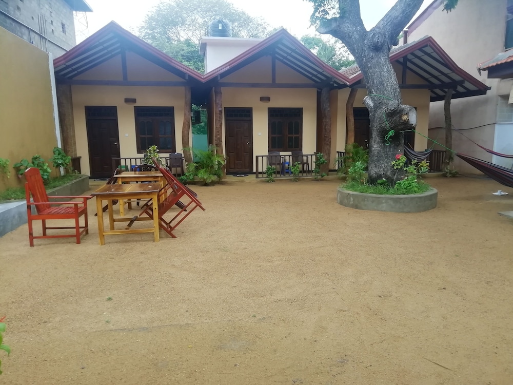 surf and relax inn arugambay