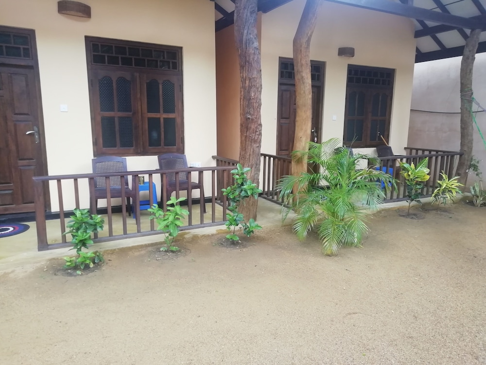 surf and relax inn arugambay