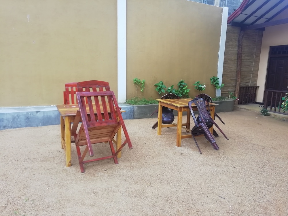 surf and relax inn arugambay