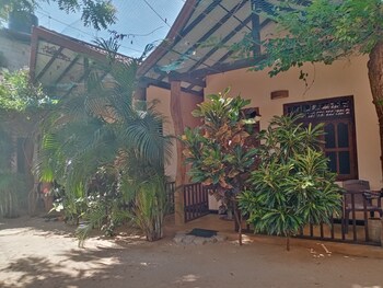 surf and relax inn arugambay