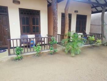 surf and relax inn arugambay