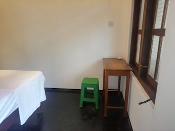 surf and relax inn arugambay