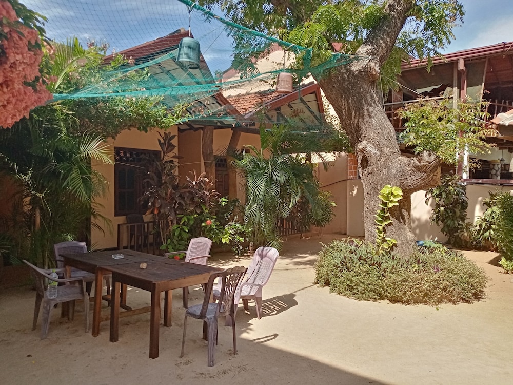 surf and relax inn arugambay