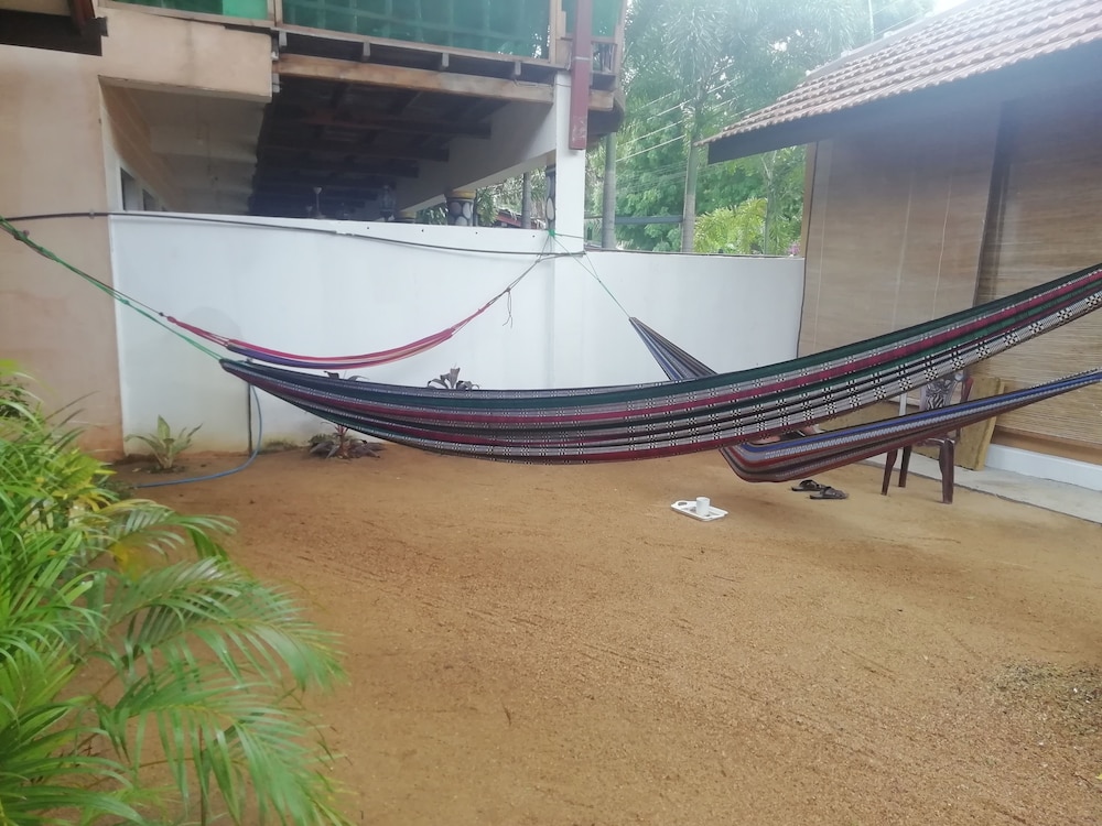 surf and relax inn arugambay