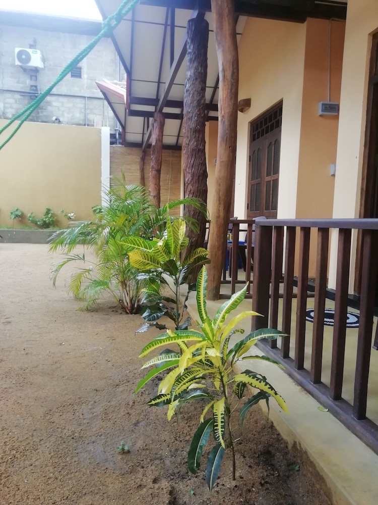 surf and relax inn arugambay