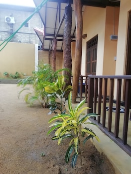 surf and relax inn arugambay