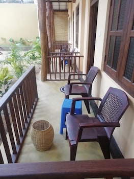 surf and relax inn arugambay