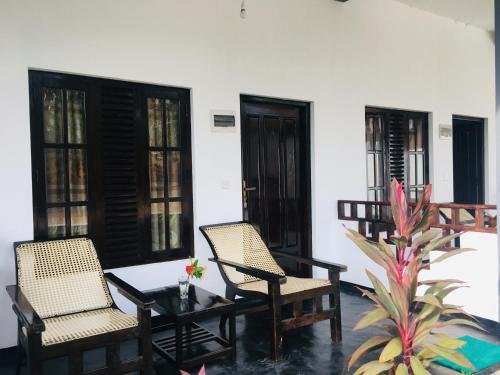 surf and relax inn arugambay