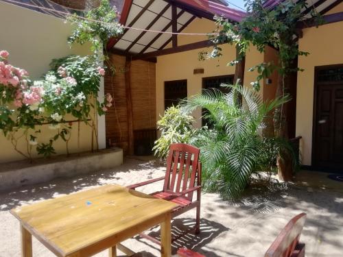 surf and relax inn arugambay