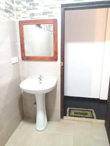 surf and relax inn arugambay