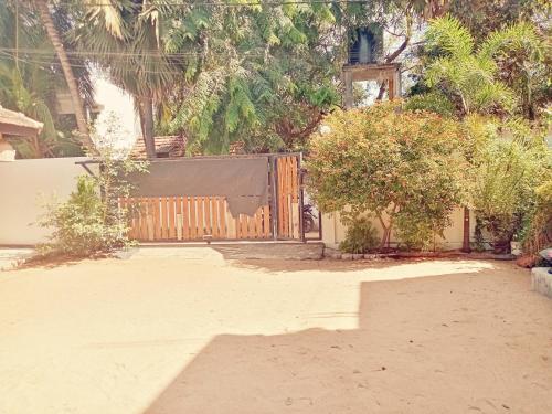 surf and relax inn arugambay