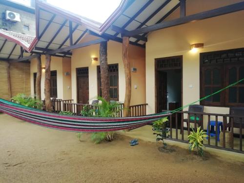 surf and relax inn arugambay