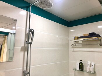 amu dreamhouse hostel