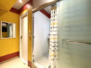 amu dreamhouse hostel