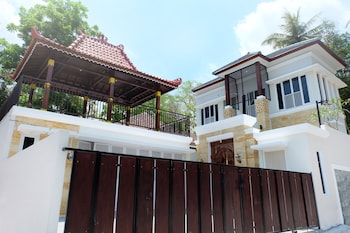 villa jogja grand bale with private pool by simply homy
