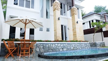 villa jogja grand bale with private pool by simply homy