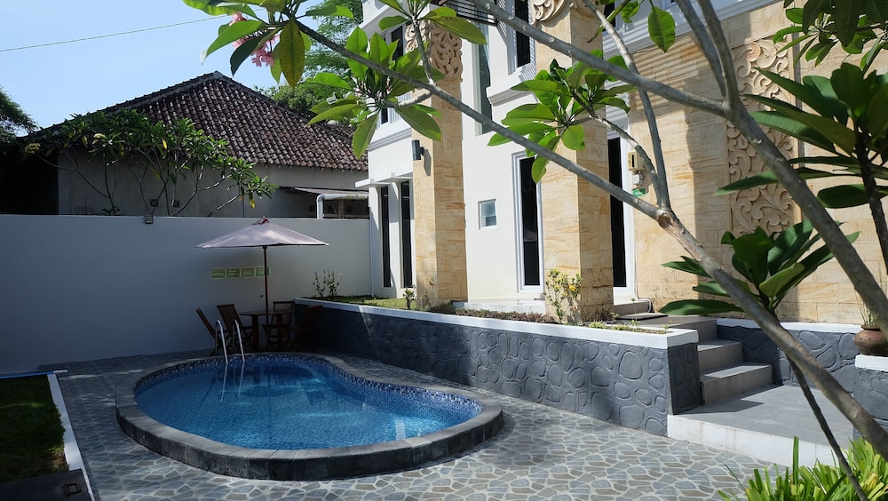 villa jogja grand bale with private pool by simply homy
