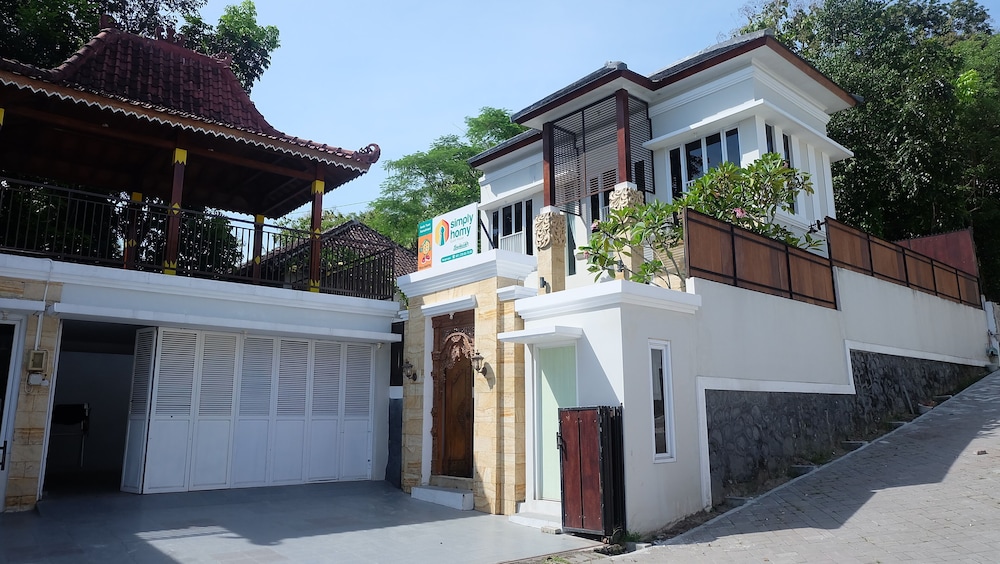 villa jogja grand bale with private pool by simply homy