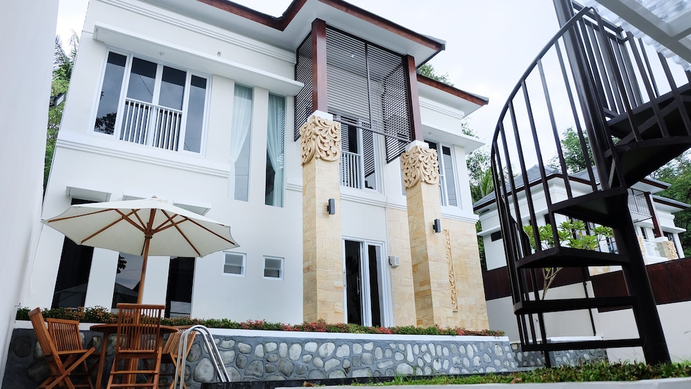 villa jogja grand bale with private pool by simply homy