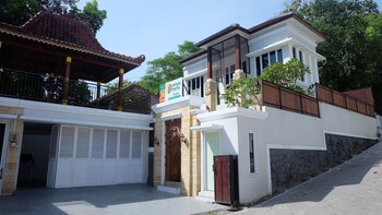 villa jogja grand bale with private pool by simply homy