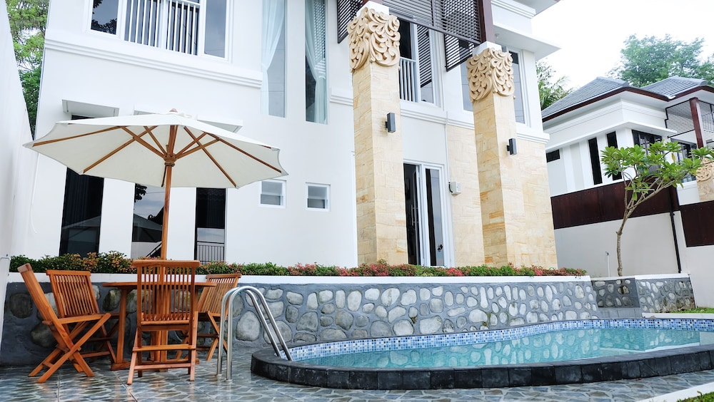 villa jogja grand bale with private pool by simply homy