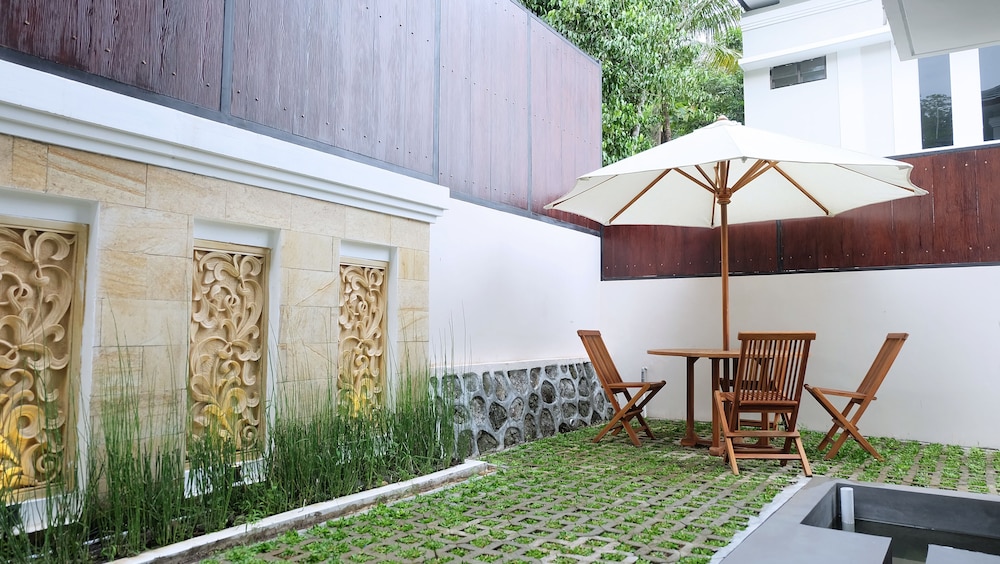 villa jogja grand bale with private pool by simply homy