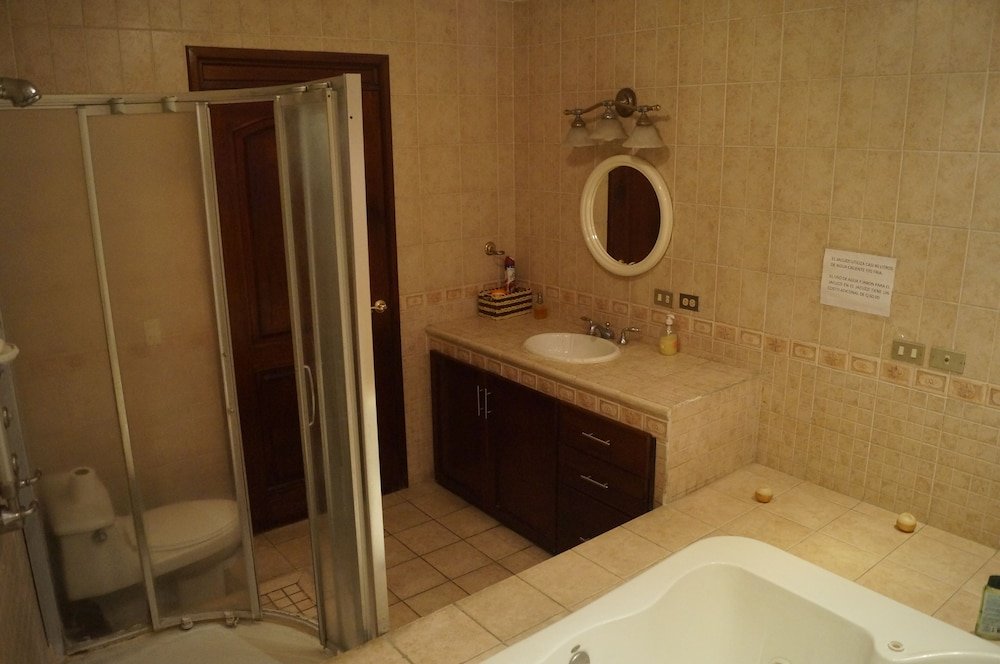 Apartamentos Confortables  Aeropuerto,2-5 Avenida Hincapié Zona 13 Casa 'C' Interior Parqueo 01013 Guatemala City Guatemala Department,3 star